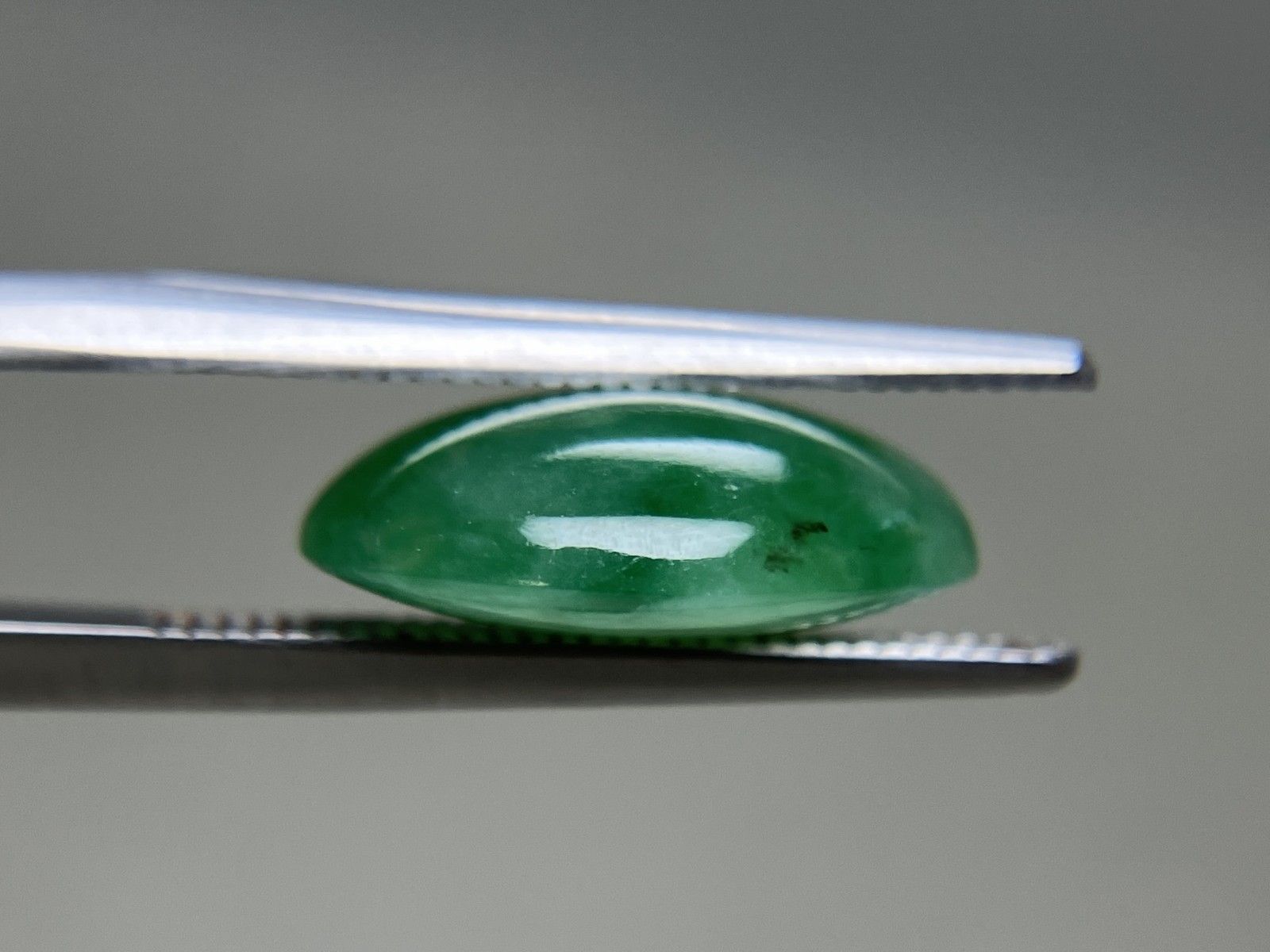 円形 翡翠(中グリーン有り)　　　　　　　　　円径58mm•厚さ15 ヒスイ 翡翠 天然 6.505ct 宝石ソーティング付き 13.9㎜×10.8