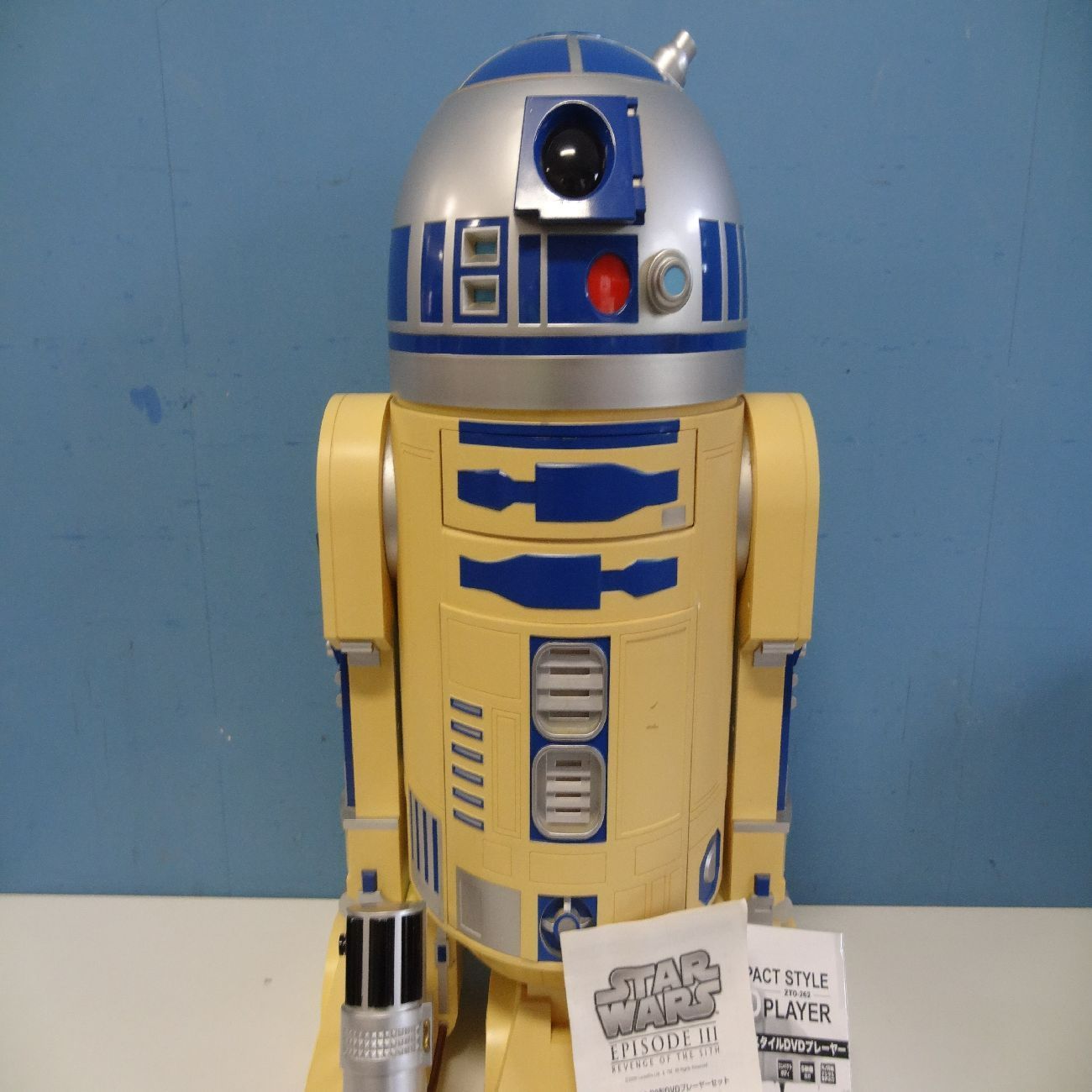 R2-D2 DVDプレイヤー スターウォーズ サークルKサンクス 当選品 非売品 プレーヤー欠品 ライトセーバー型リモコンカバー有 ディスプレイ  高さ70㎝ 横46㎝ 現状 - メルカリ