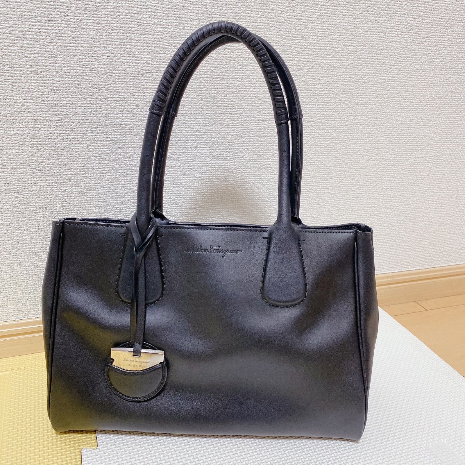 Salvatore Ferragamo 【サルヴァトーレフェラガモ 】 レザートート ショルダーバッグ ブラック ラムスキン 大容量 美品