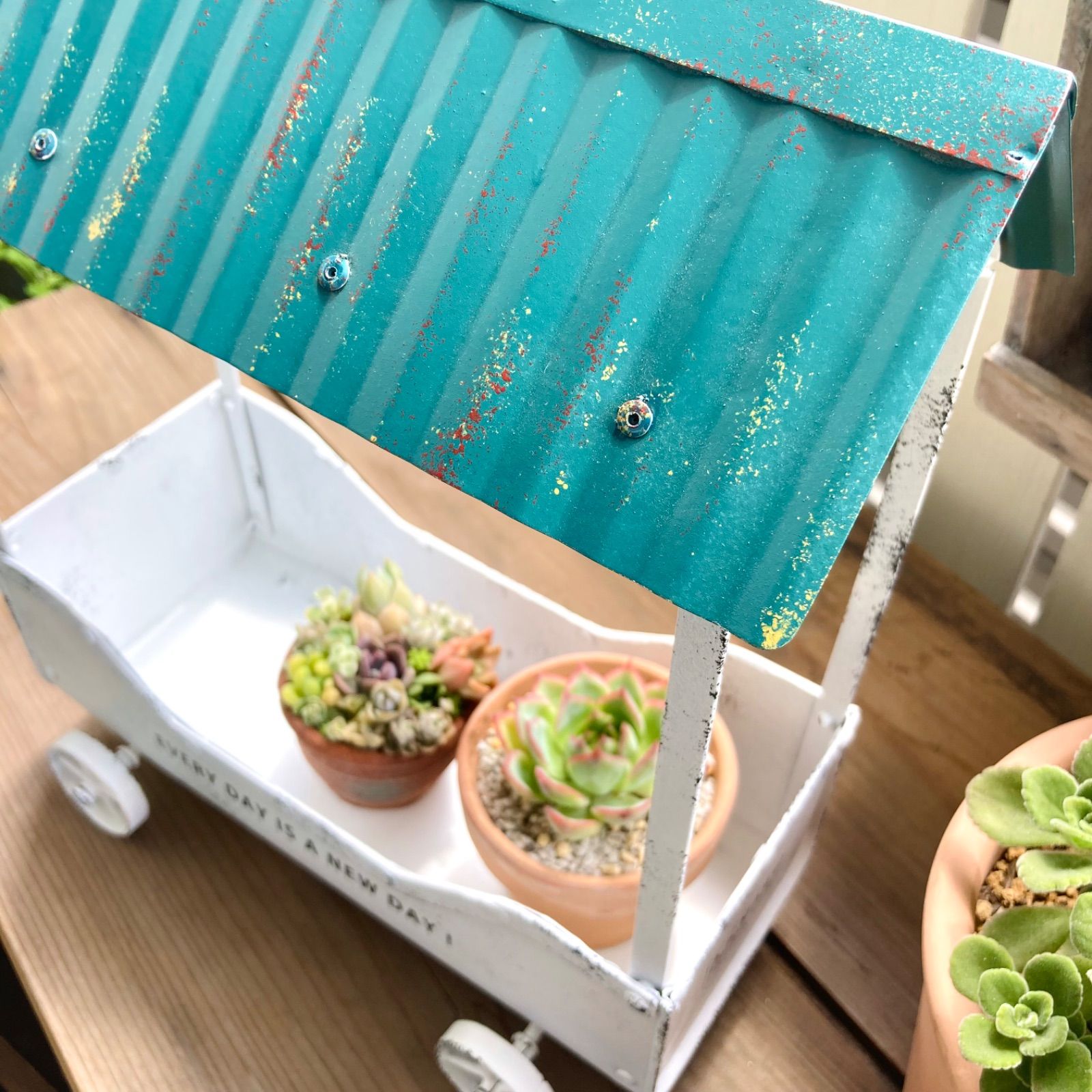 青いトタン屋根のワゴンプランター 多肉植物鉢 寄せ植え 青いトタン屋根のワゴンプランター 多肉植物鉢 寄せ植え