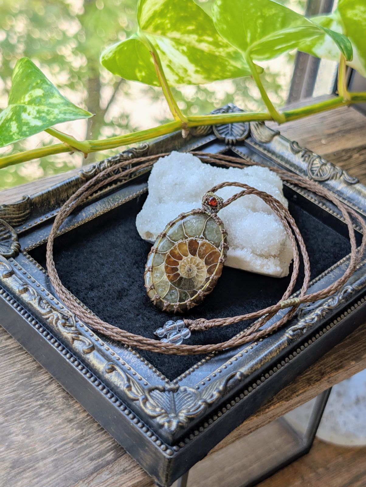 ☆アンティークカラー☆アンモナイト・化石☆マクラメ編みネックレス