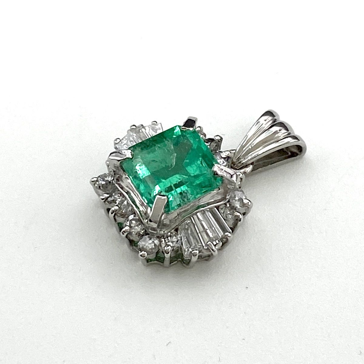 プラチナpt900 ペンダント　エメラルド　ダイヤ　1.44 g 三相インクルージョン カボションカットエメラルド 3.47ct
