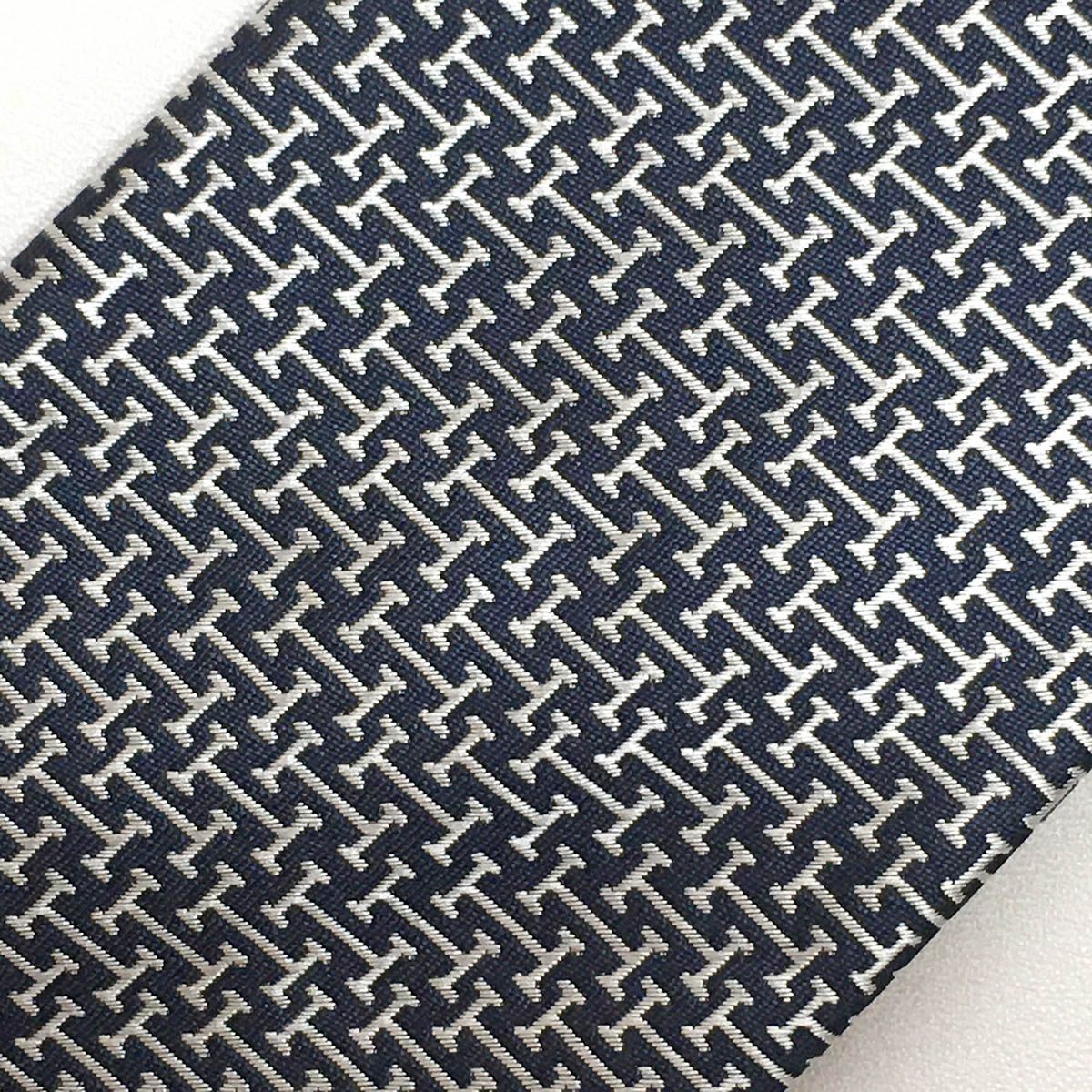 【美品】エルメス ネクタイ ネイビー シルバー H柄 ハイブランド【フランス製】 美品】HERMES エルメス ネクタイ フランス製 ネイビー H柄