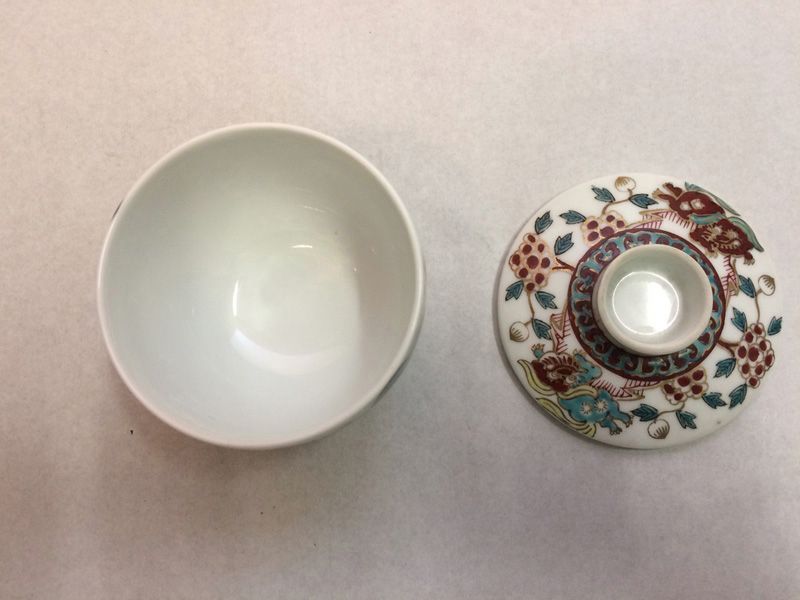 ★ラスト特価! 伊万里 上白磁 ★色絵獅子花紋 蓋物 伊万里 上白磁 色絵獅子花紋 蓋物 - メルカリ