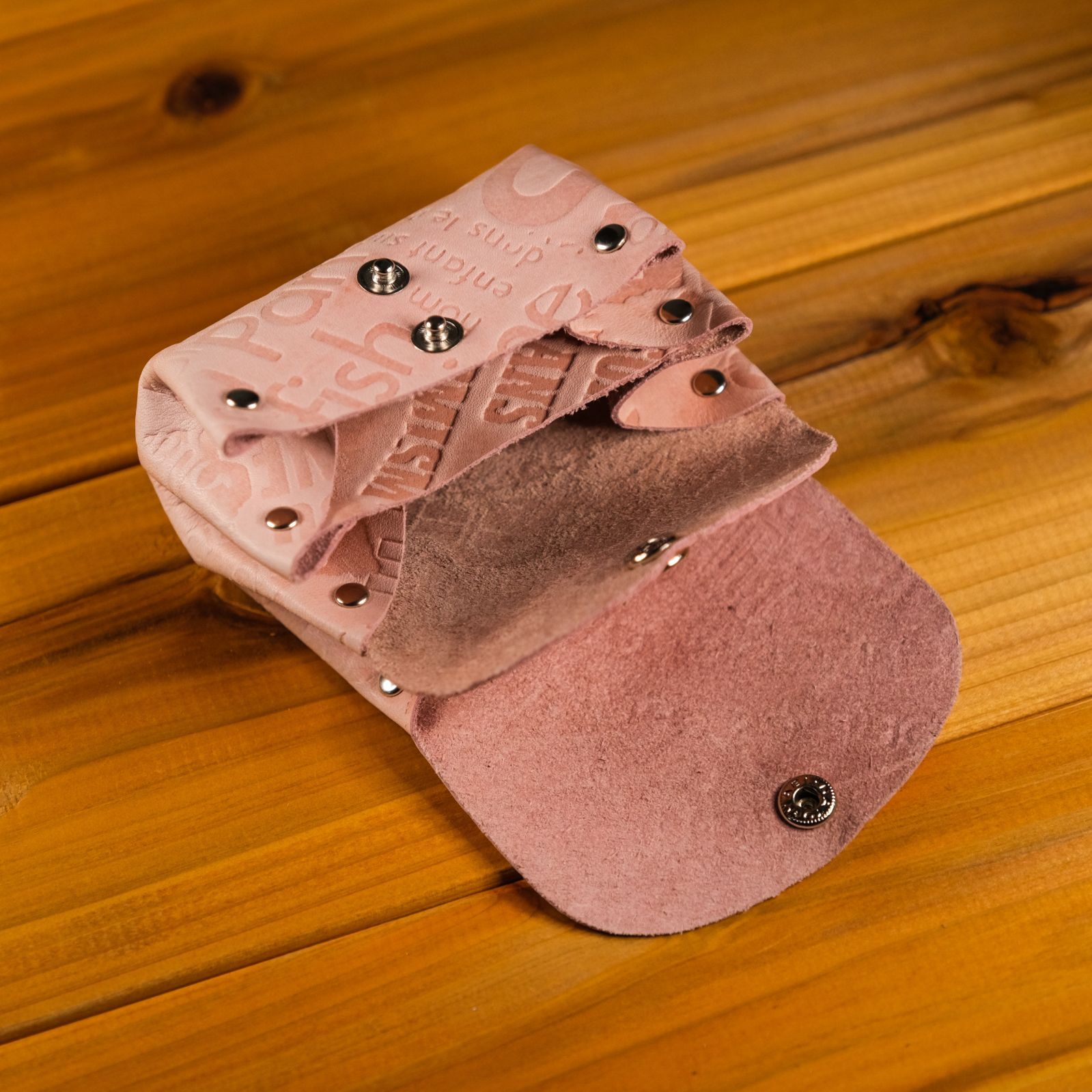 革ノ蔵】国産本革コインケース 英単語 アルファベット柄 ピンク シボ付  