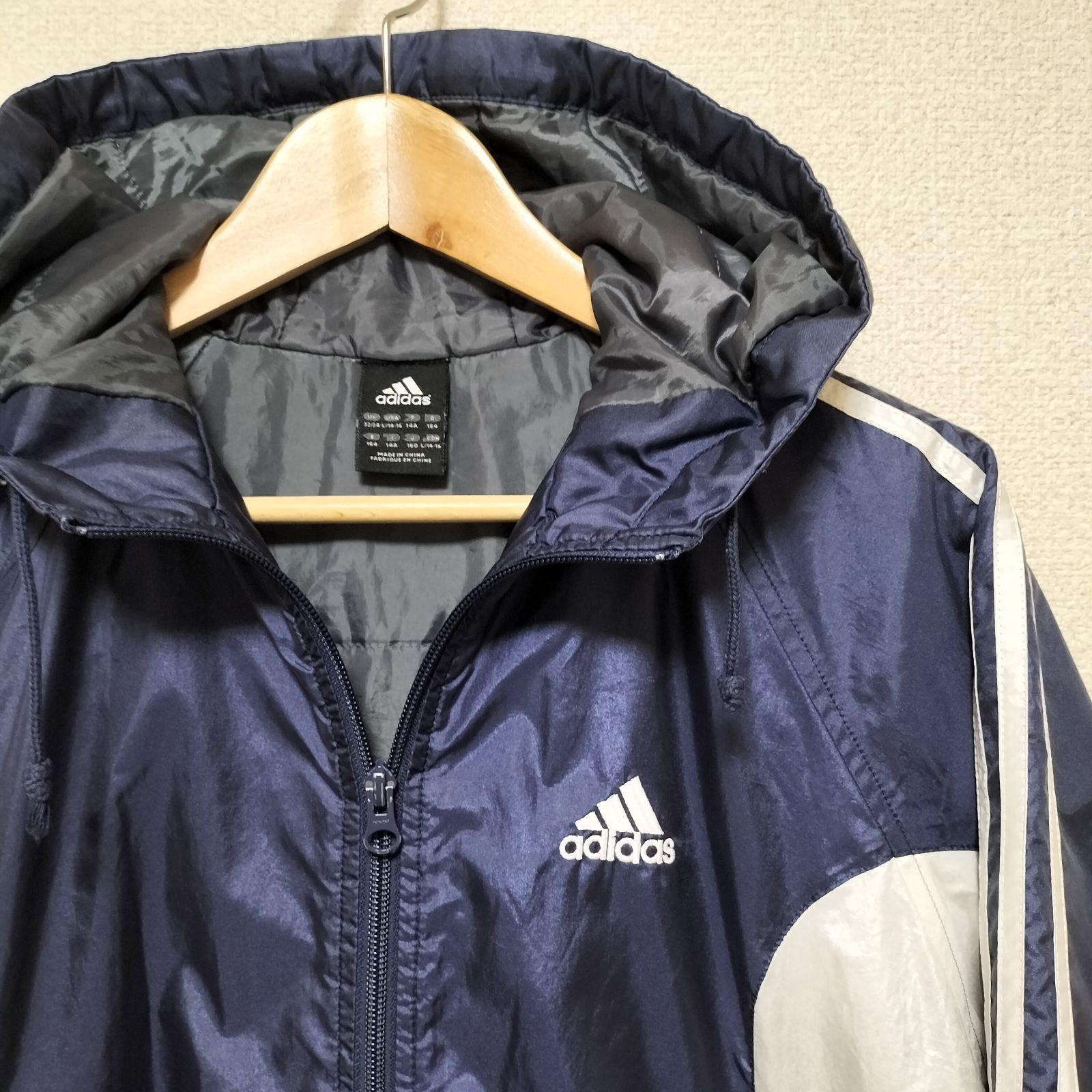 アディダスadidas ジャージ？ナイロントップス