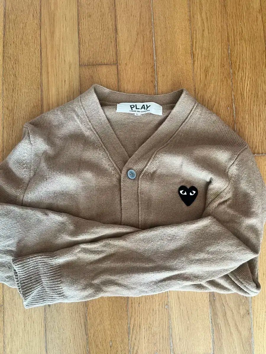 COMME des GARÇONS カーディガン ボンボン チャコールブラウン プレイ コムデギャルソン カーディガン ブラウン-茶- 重なる