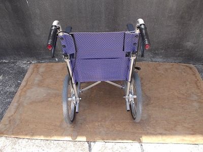 送料代引手数料無料。 TS-25-0707-10 一部地域を除き送料無料 介助用 軽量車椅子 ふわりす KF16-40SB レッグサポートなし シ－トやけあり 今日のコーデ