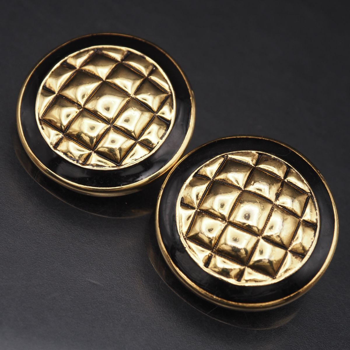 G070 CAROLEE キャロリー イヤリング ブラックエナメル ゴールド デザイン