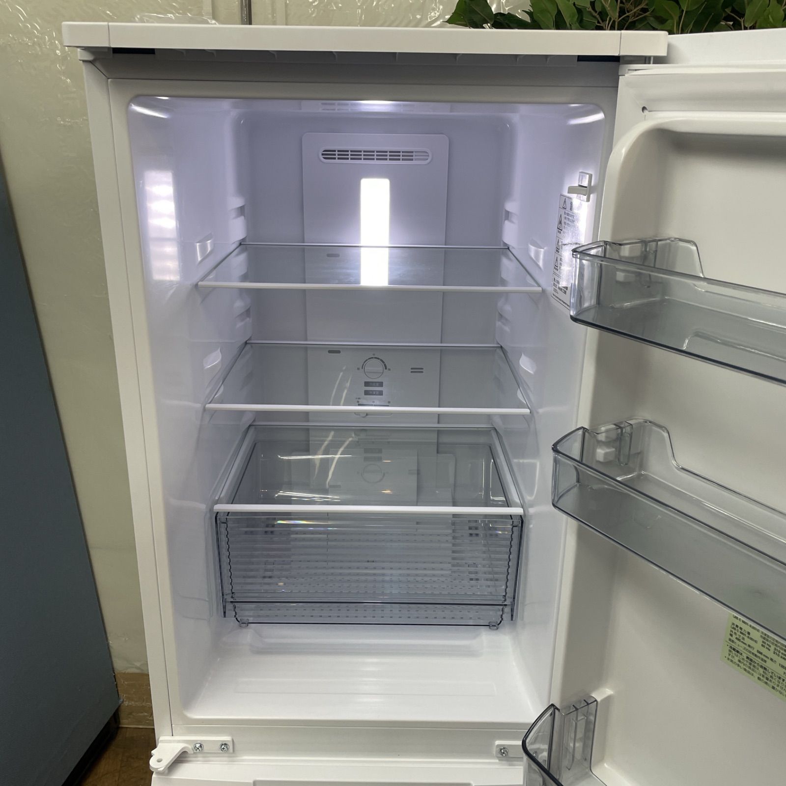 R421 ☀️ 名古屋市近郊配送設置無料！ 2023年製の美品！ SHARP 冷蔵庫 