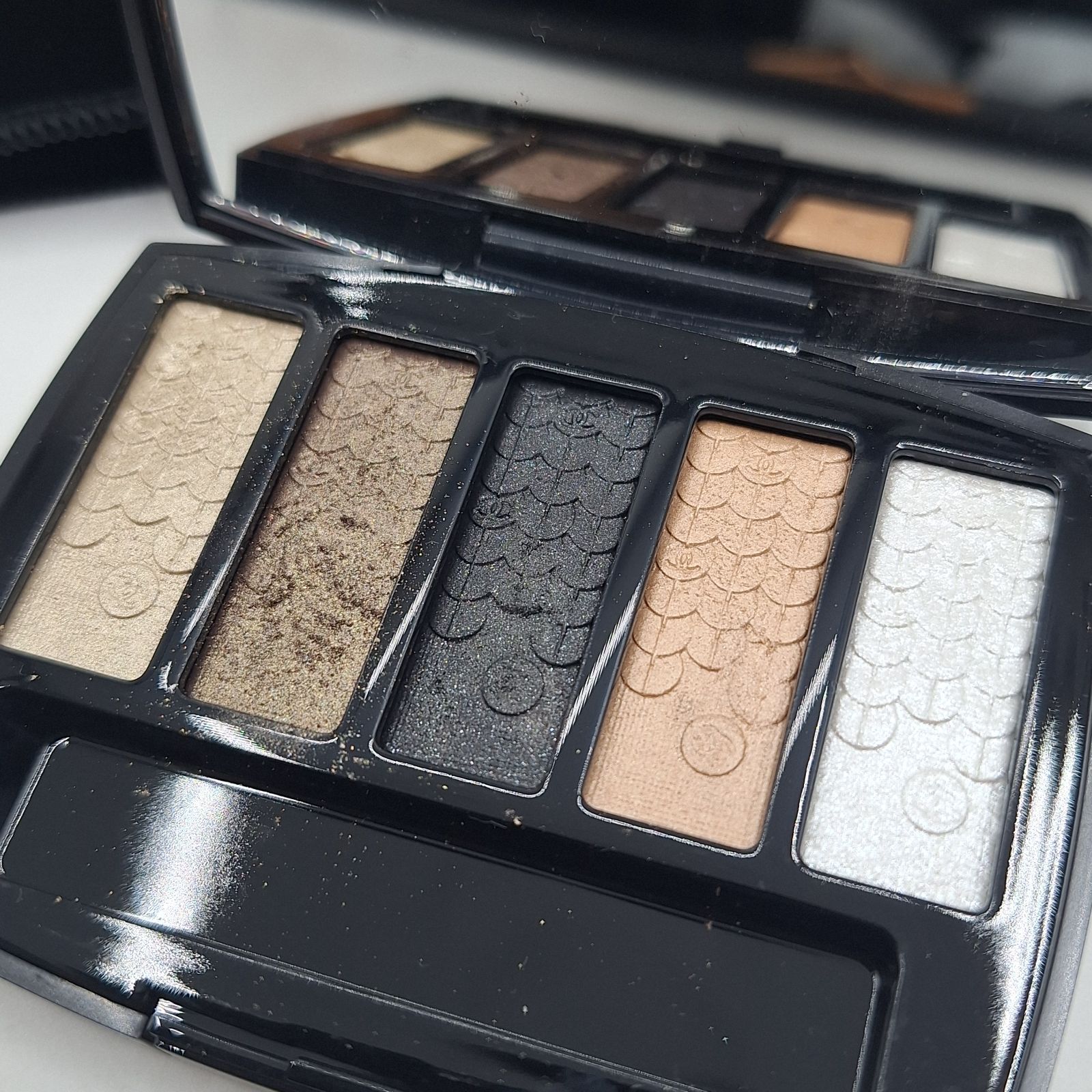 CHANEL ルミエールグラフィック　アイシャドウ　未使用 CHANEL ルミエールグラフィック 限定品 シャネル ほぼ未使用 一