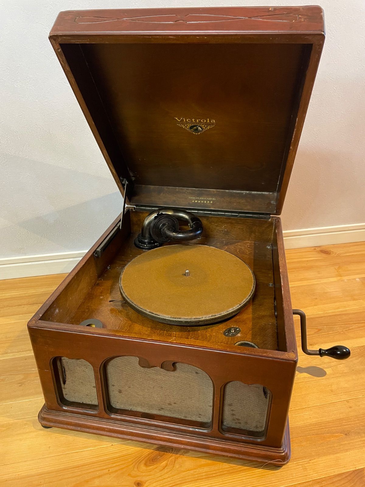 アンティーク　日本1930年代製Victor ビクター 箱式手回し骨董蓄音機　78回転　音質良い　レコード1枚と針20本プレゼント！ 低価，100%新品 Victor ビクター 蓄音機 アンティーク 登録 62713号