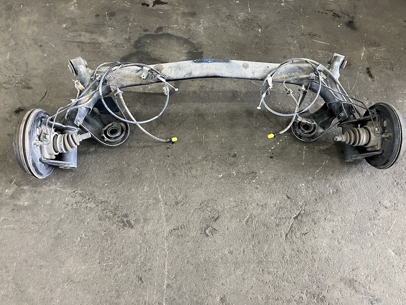 モビリオ GB2 リアアクスルビーム W 4WD 42100-SCD-905 NH675M