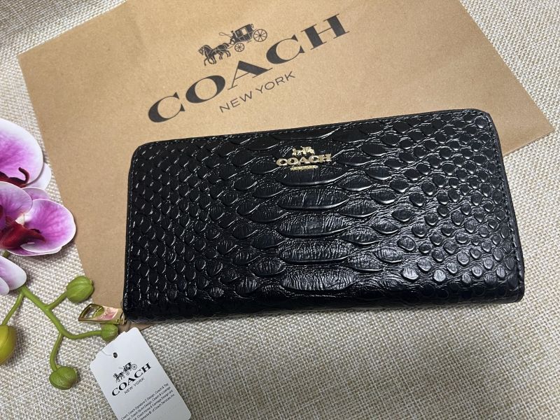 COACHの贈り物にも贈り物にも☆コーチ 財布 人気のエンボスドスネーク