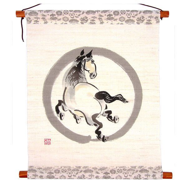 型染めタペストリー 円相の午 2026年 丙午 ひのえうま 歳飾り物に 縁起物 開運 運気上昇 京都くろちく 躍動感のある円相馬 うま柄 午歳壁掛けタペストリー 麻100％ 干支掛け軸 日本製 お歳暮 お年賀 贈り物 午年