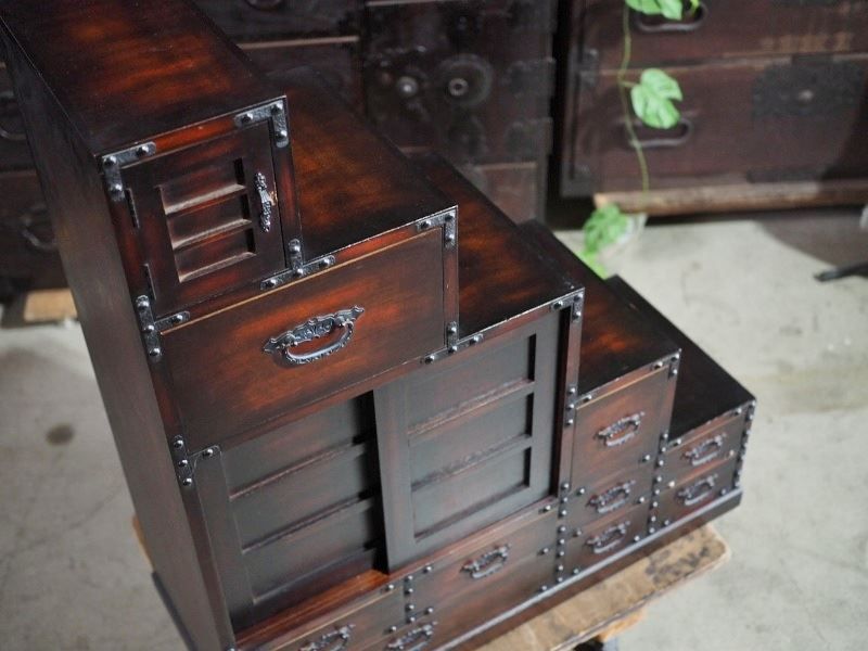 アンティーク調 小型階段箪笥 レトロ飾棚 現代モノ 古録展 品番S10793