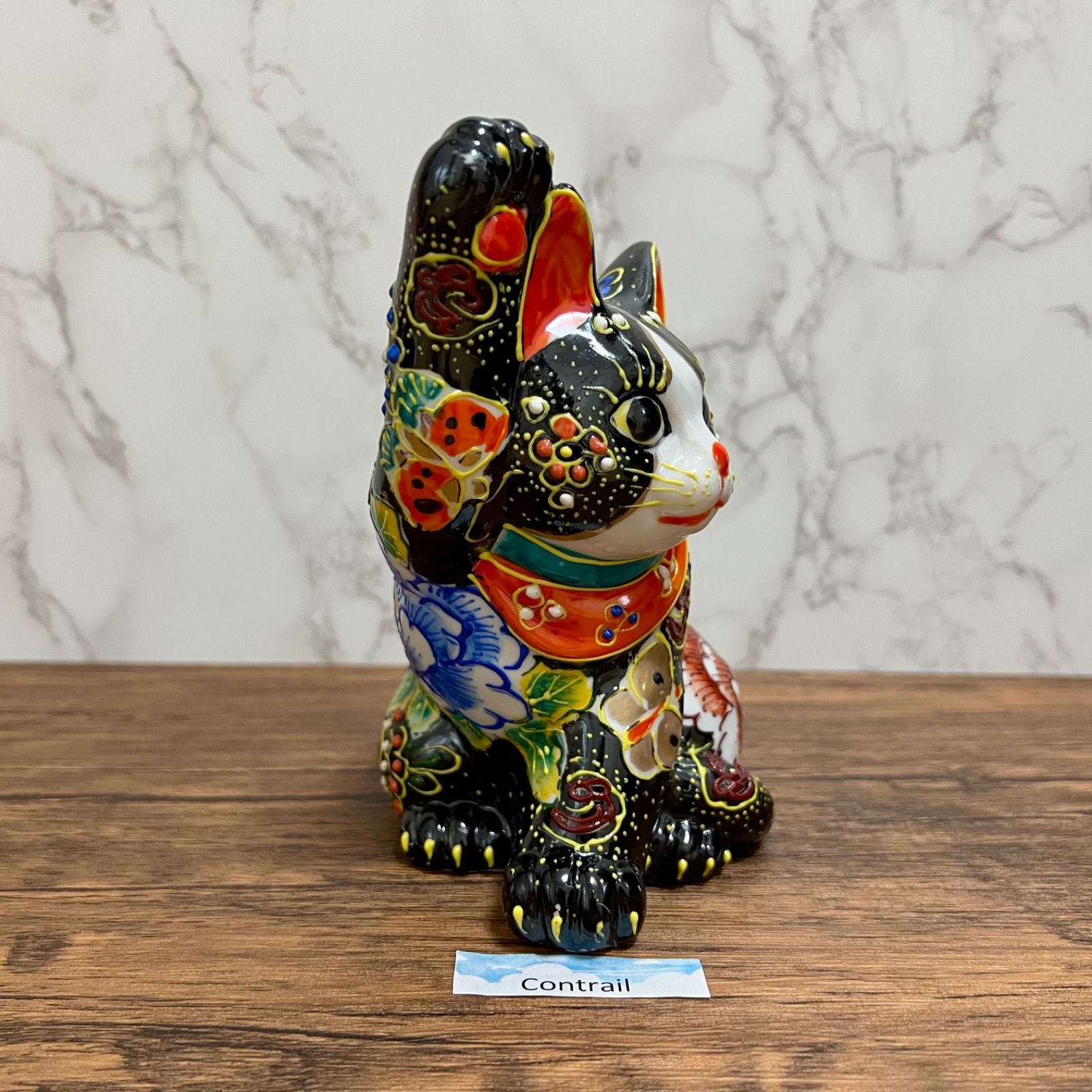 九谷焼】横座り 招き猫 黒盛 花と蝶 5.5号 縁起物 置物 右手 金運