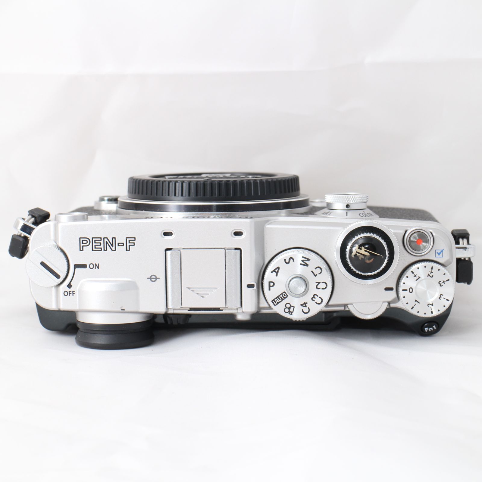 ☆新品級・ショット数2913☆ OLYMPUS PEN-F シルバー ミラーレス一眼