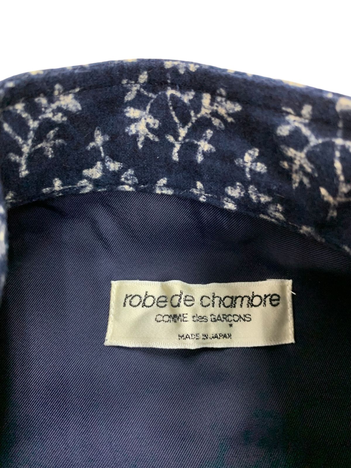 COMME des GARCONS - コムデギャルソン robe de chambre RV-080070 ジレ ネイビー 小花柄 フェルト生地 ITYMSL8WFK3K コムデギャルソン robe de chambre RV-080070 ジレ ネイビー 小花柄