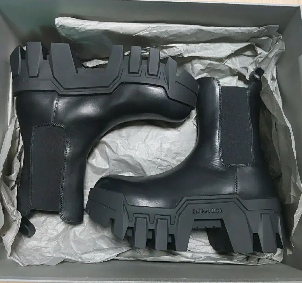 【雷市場（ポンジャン）商品韓国直送】 BALENCIAGA(バレンシアガ) ブルドーザー ブーツ 39