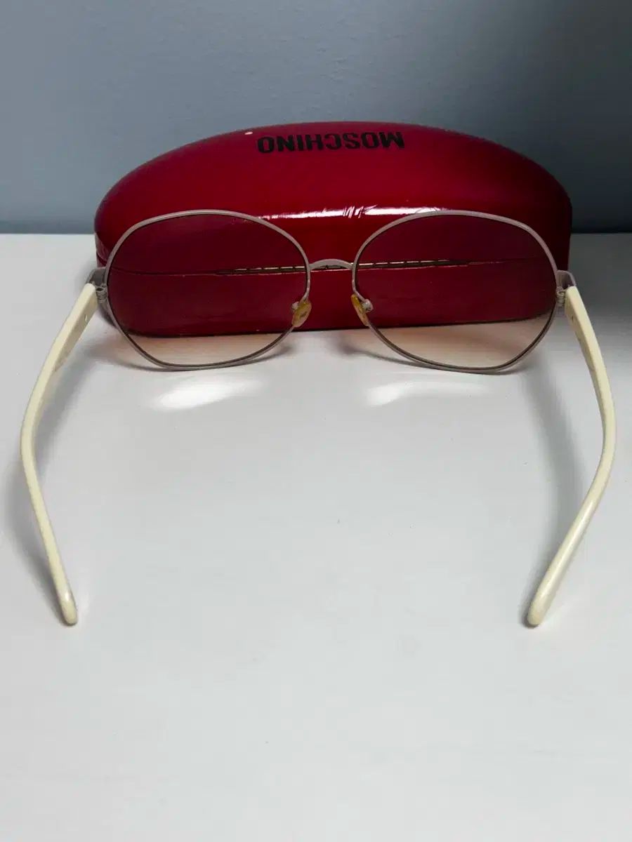 Moschino ハートフレームサングラス 【関税込】 Moschino(モスキーノ) ハート チャーム サングラス モスキーノ