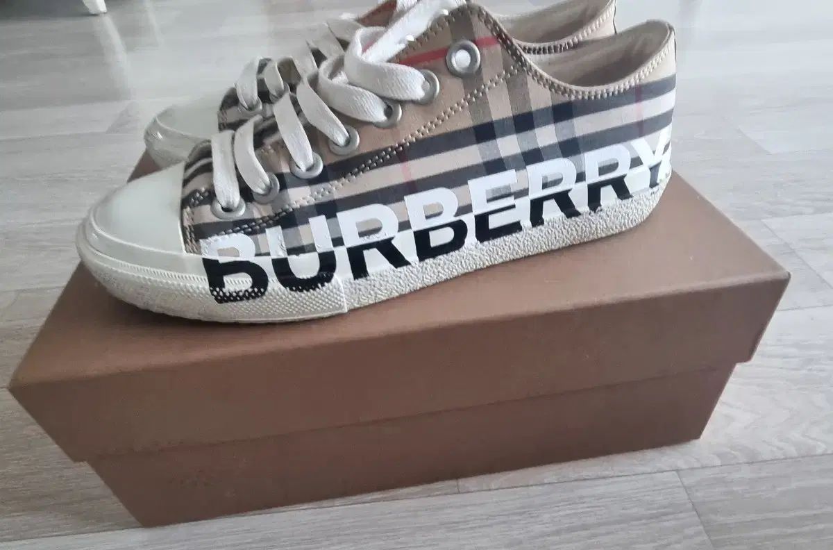バーバリースニーカー37 BURBERRY(バーバリー) チェックローカットスニーカー ブラック