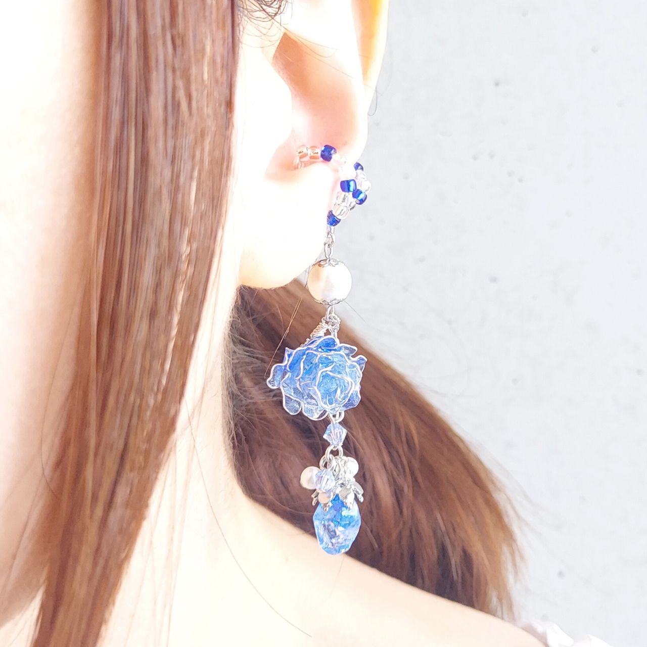 イヤーカフ　水色　青　ビジュー　タイル　薔薇　ノンホール　夏　海　デート　空 イヤーカフ 青 水色 薔薇 ビジュー 夏 タイル ノンホール 推し 海 デート
