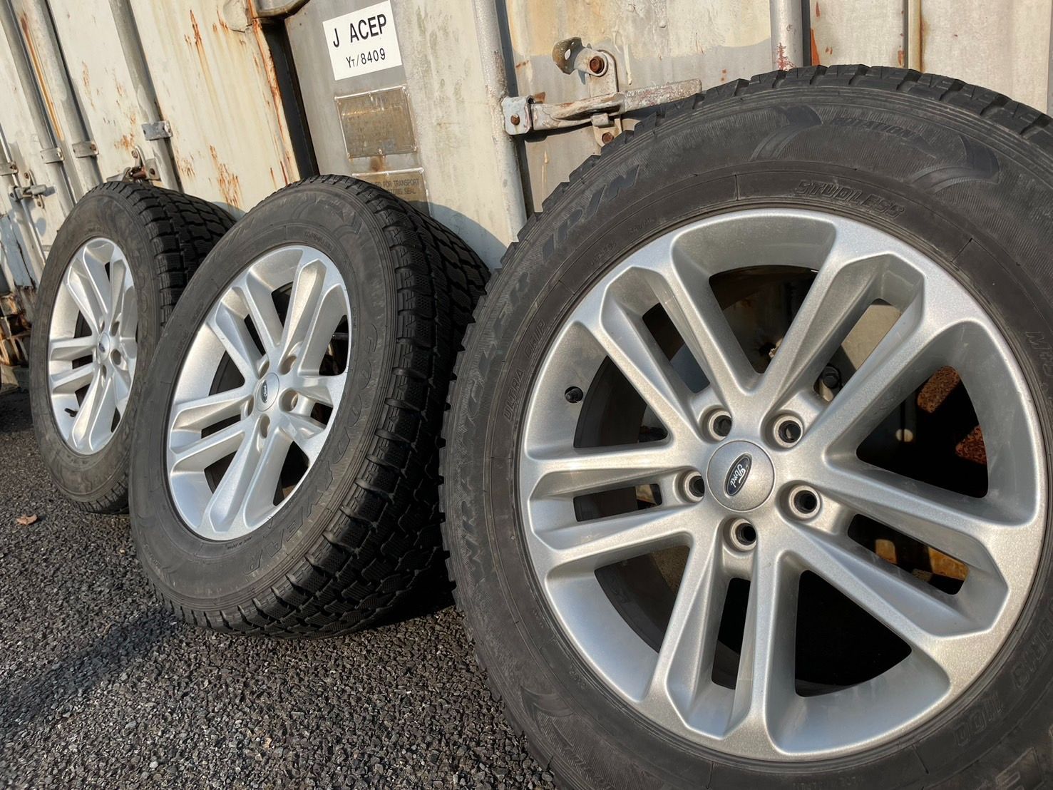 フォードエクスプローラー スタッドレス