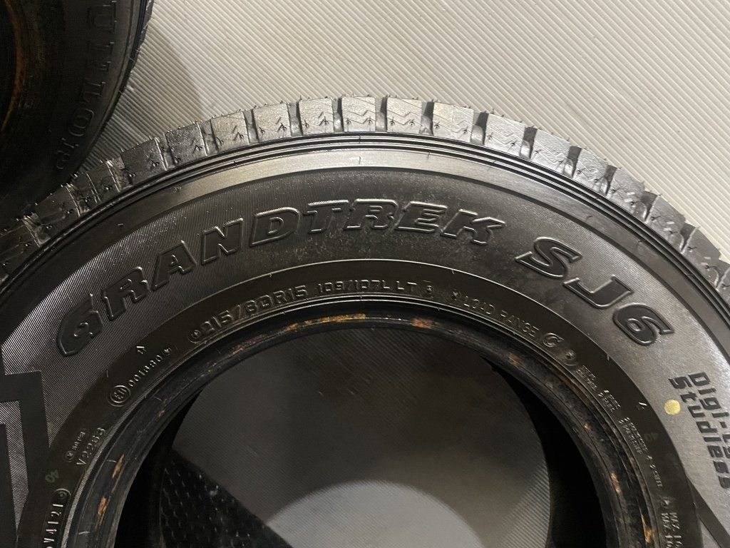 未使用品 2021年製 DUNLOP GRANDTREK SJ6 215/80R15 109/107L LT 15 