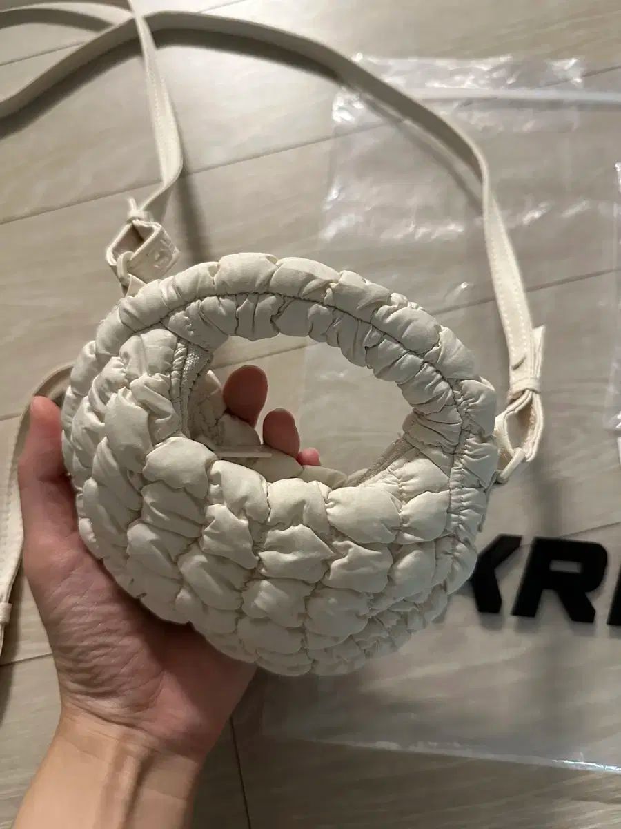 COS コス Quilted ナノ クロスボディバッグ ベージュ