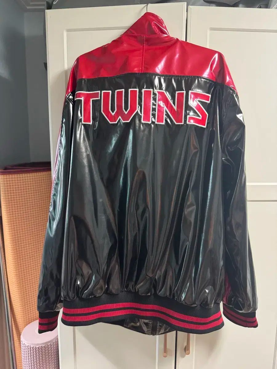 LGツインズ 光沢のあるジャンパー
