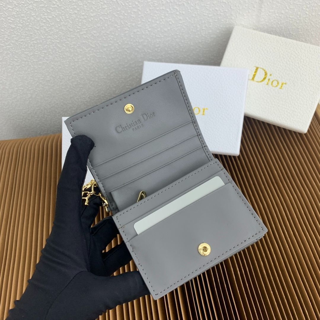 【海外限定アイテム♪お洒落な色】DIOR LADY ミニ財布 ディオール】LADY ディオール ミニ財布 コピー チャーム付き 三