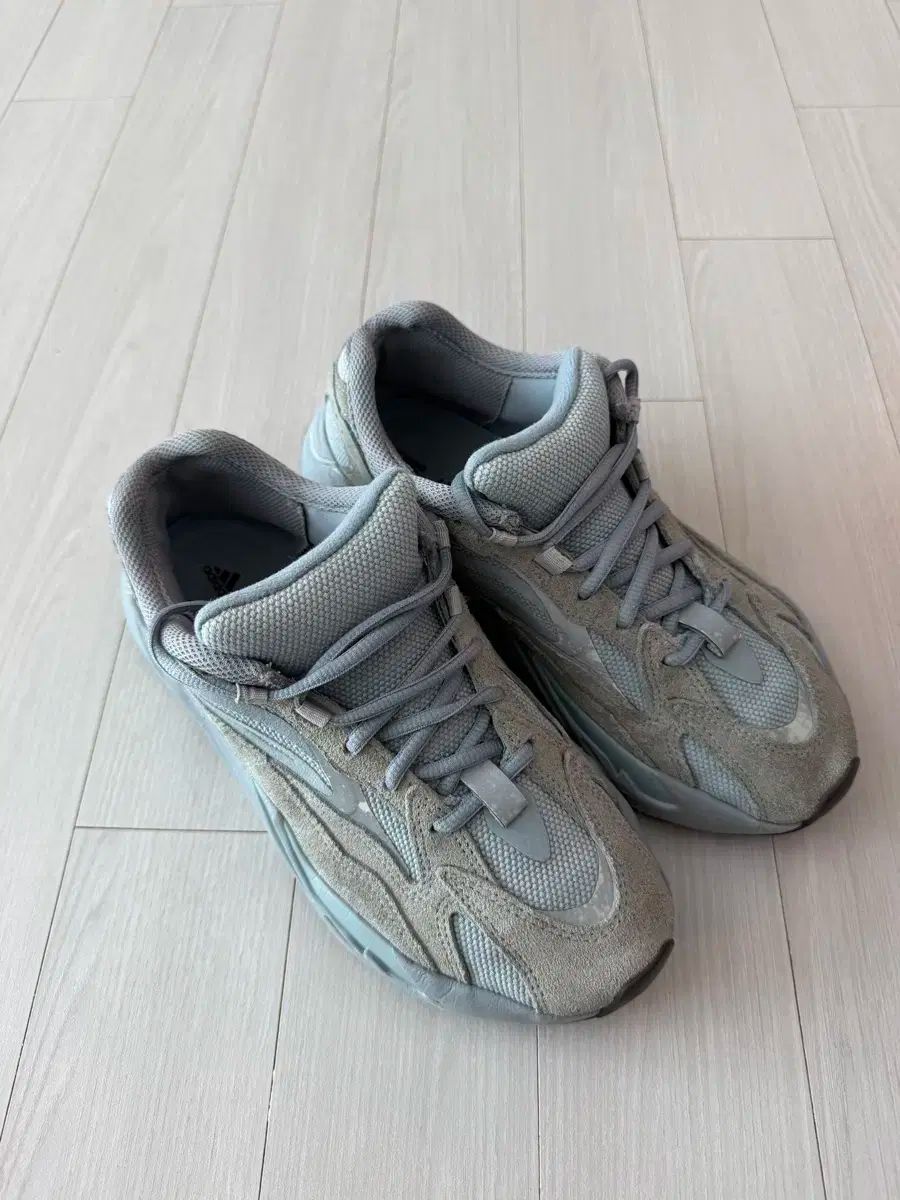 アディダス イージーブースト 700 V2 ホスピタル ブルー 260サイズ