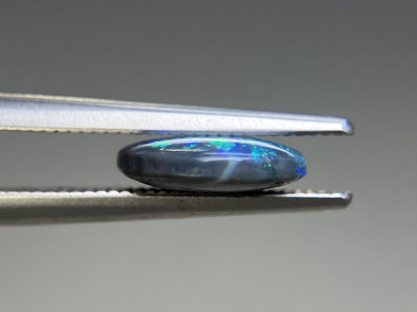 ブラックオパール 天然 1.418ct 中央宝石ソーティング付き 9.2㎜×9.0  