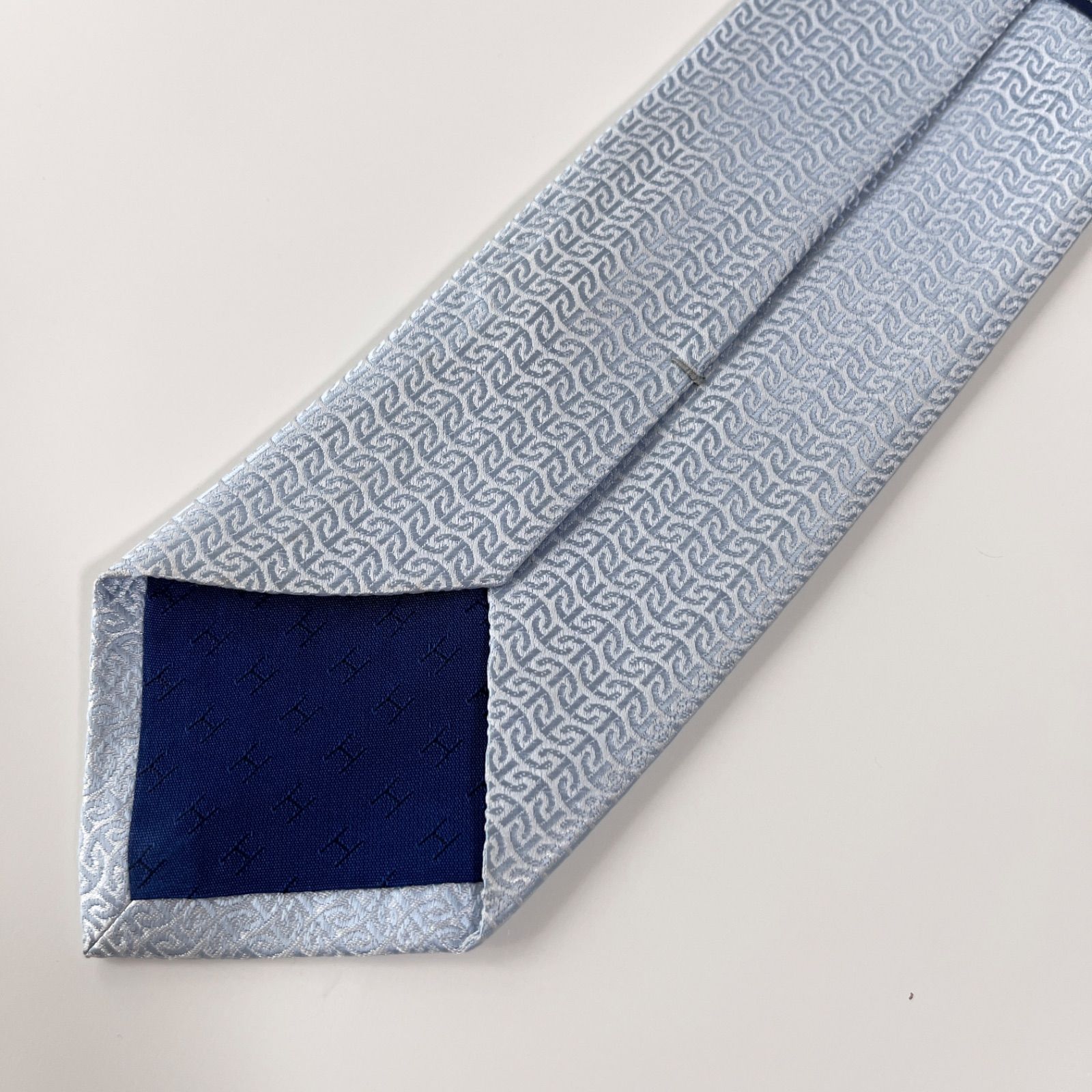 美品 HERMES エルメス ネクタイ シルク100% スカイブルー 総柄 美品 HERMES エルメス ネクタイ シルク100% スカイブルー 総柄