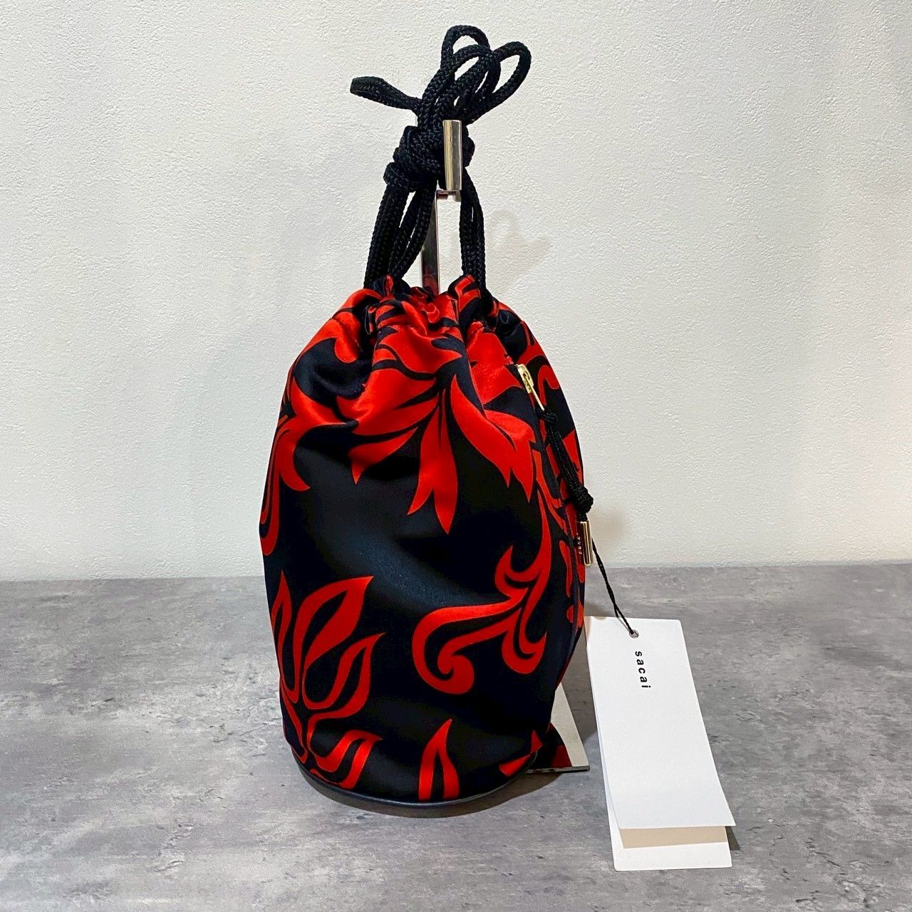 sacai サカイ 巾着バッグ ドローストリングポーチ 総柄 赤黒 sacai』サカイ フローラルプリント巾着 RED - メルカリ