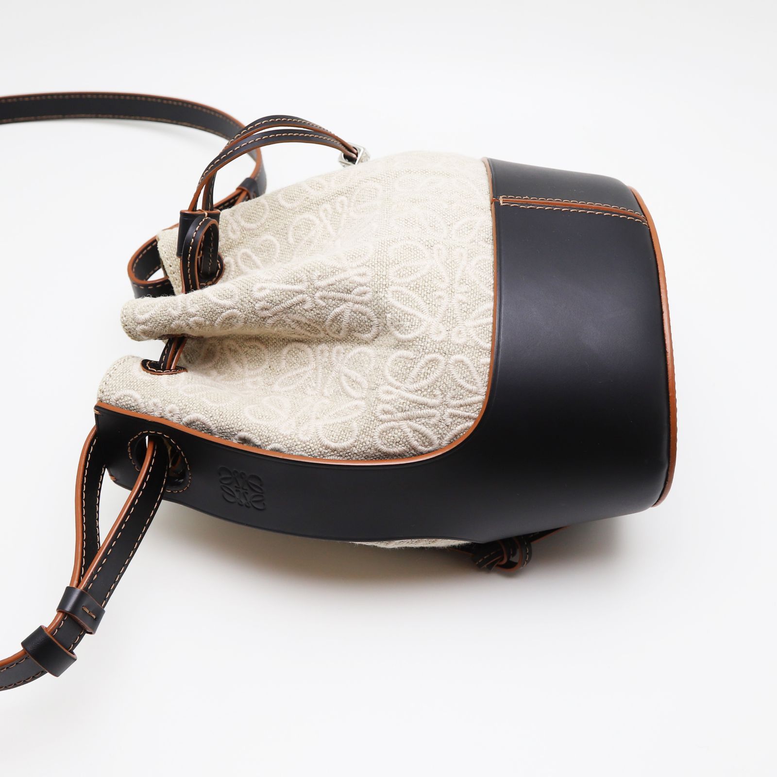 美品 LOEWE ロエベ アナグラム バッグポーチ ウエストポーチ アイボリー バッグ LOEWE ロエベ ウエストポーチ 330.54.W75 天使