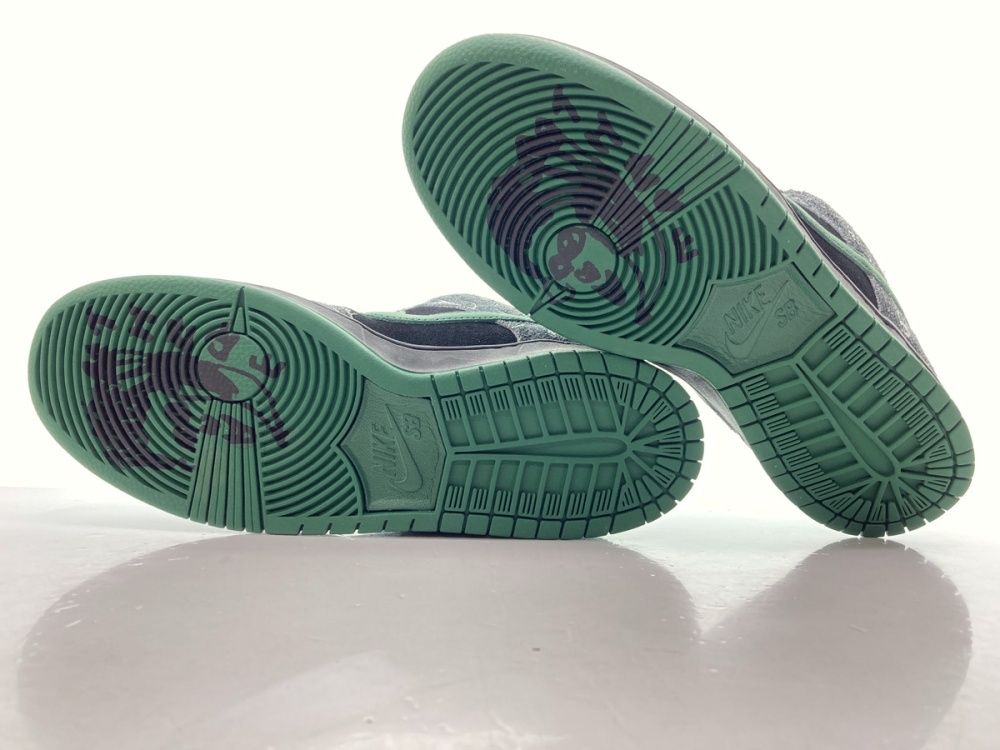 ナイキ NIKE 24年製 × THERE SKATEBOARDS ゼア スケートボード