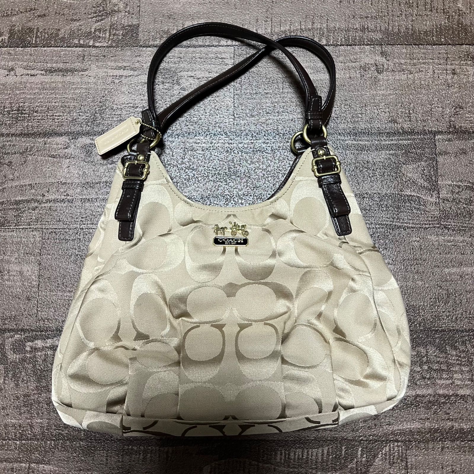 美品】COACH コーチ シグネチャー ショルダーバッグ ベージュ 美品】COACH コーチ シグネチャー ショルダーバッグ ベージュ