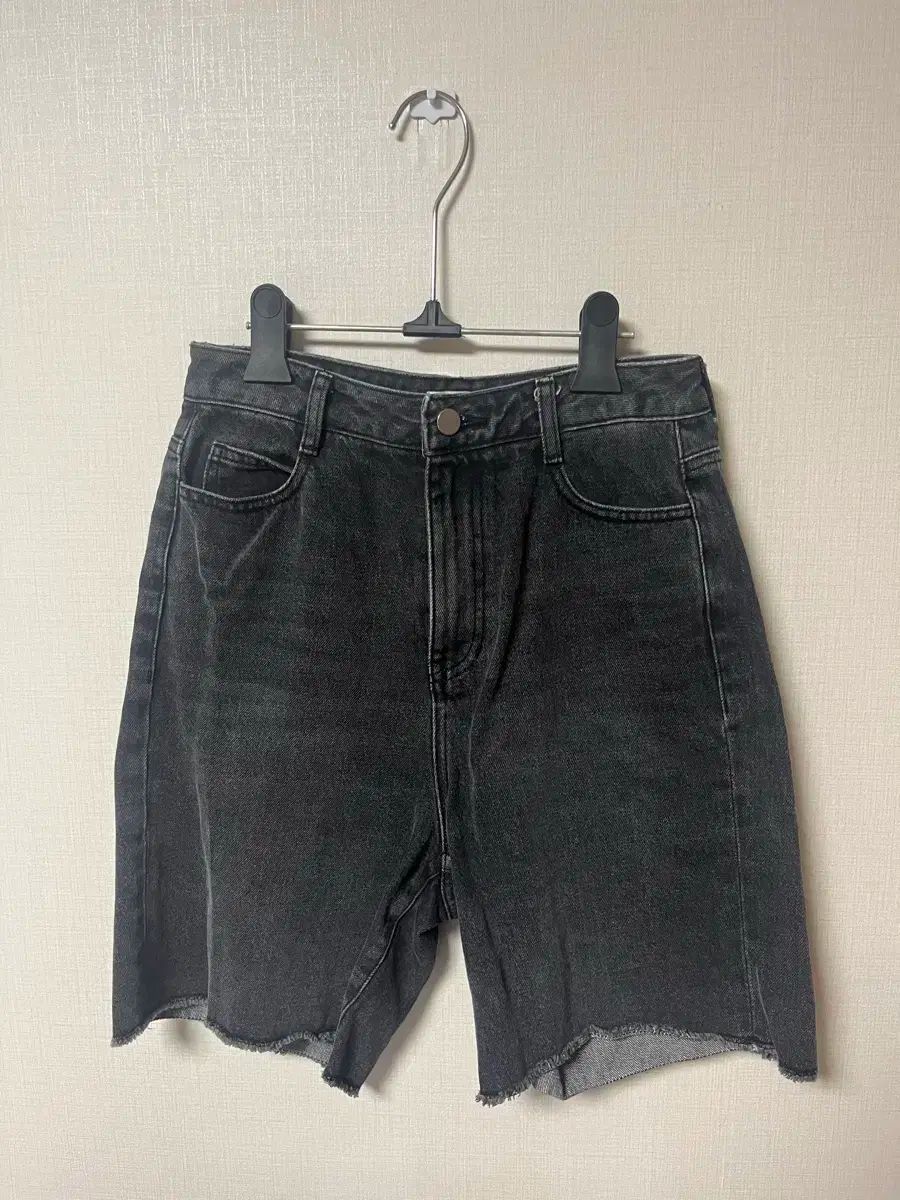 美品　AMOMENTO ブラック ポケット デニムショートパンツ AMOMENTO(アモーメント) 黒 デニム ショートパンツ - メルカリ