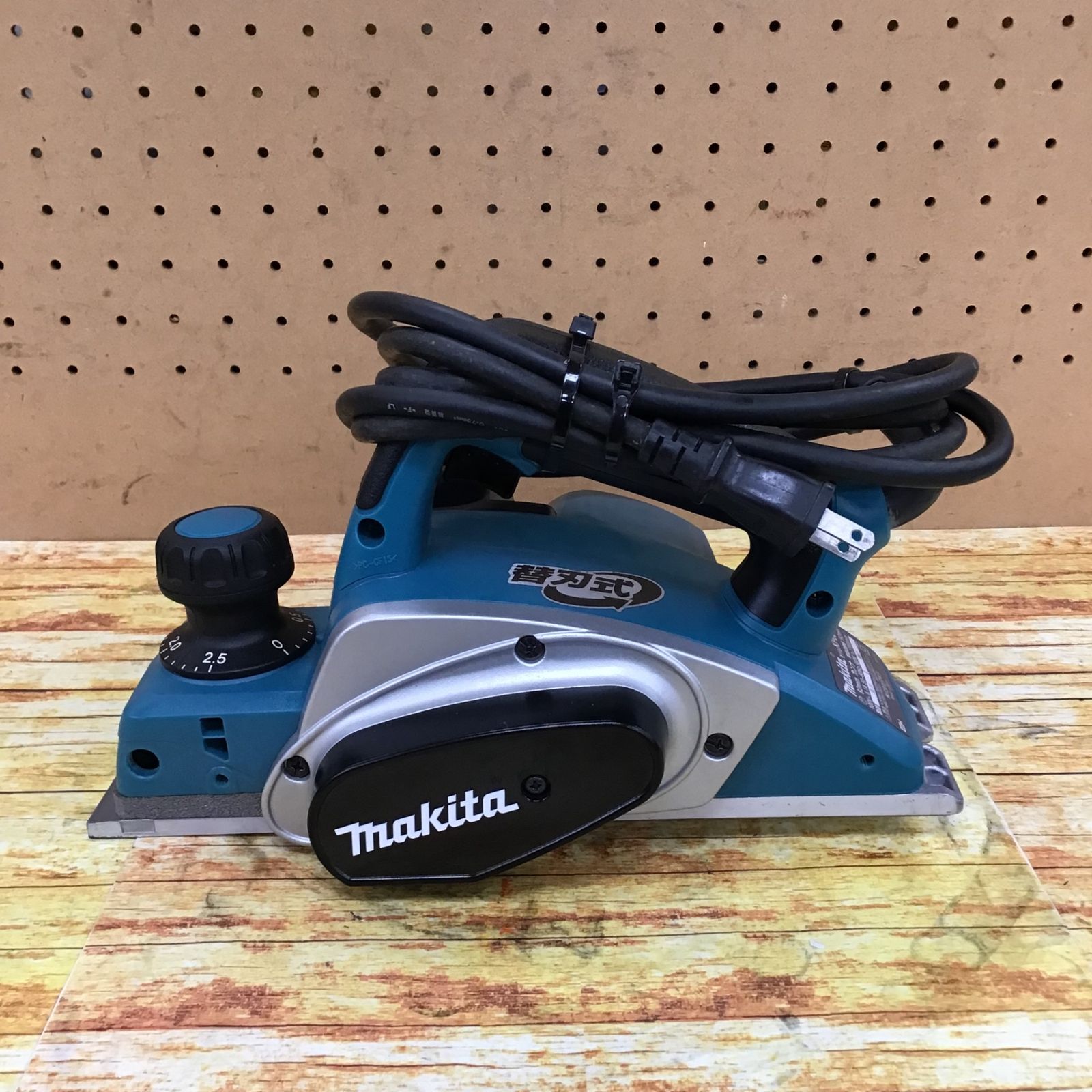 ☆マキタ(makita) 電気カンナ KP0800A 研磨式【川崎店】 ☆マキタ(makita) 電気カンナ KP0800A 研磨式【川崎店】