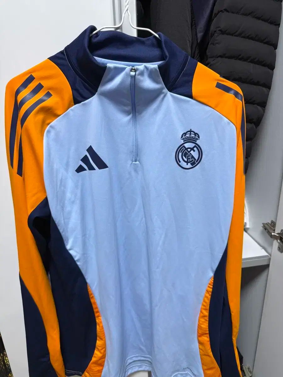 2526レアル・マドリードです訓練着のスーツです Lコードです 25-26レアル・マドリードです訓練着のスーツです