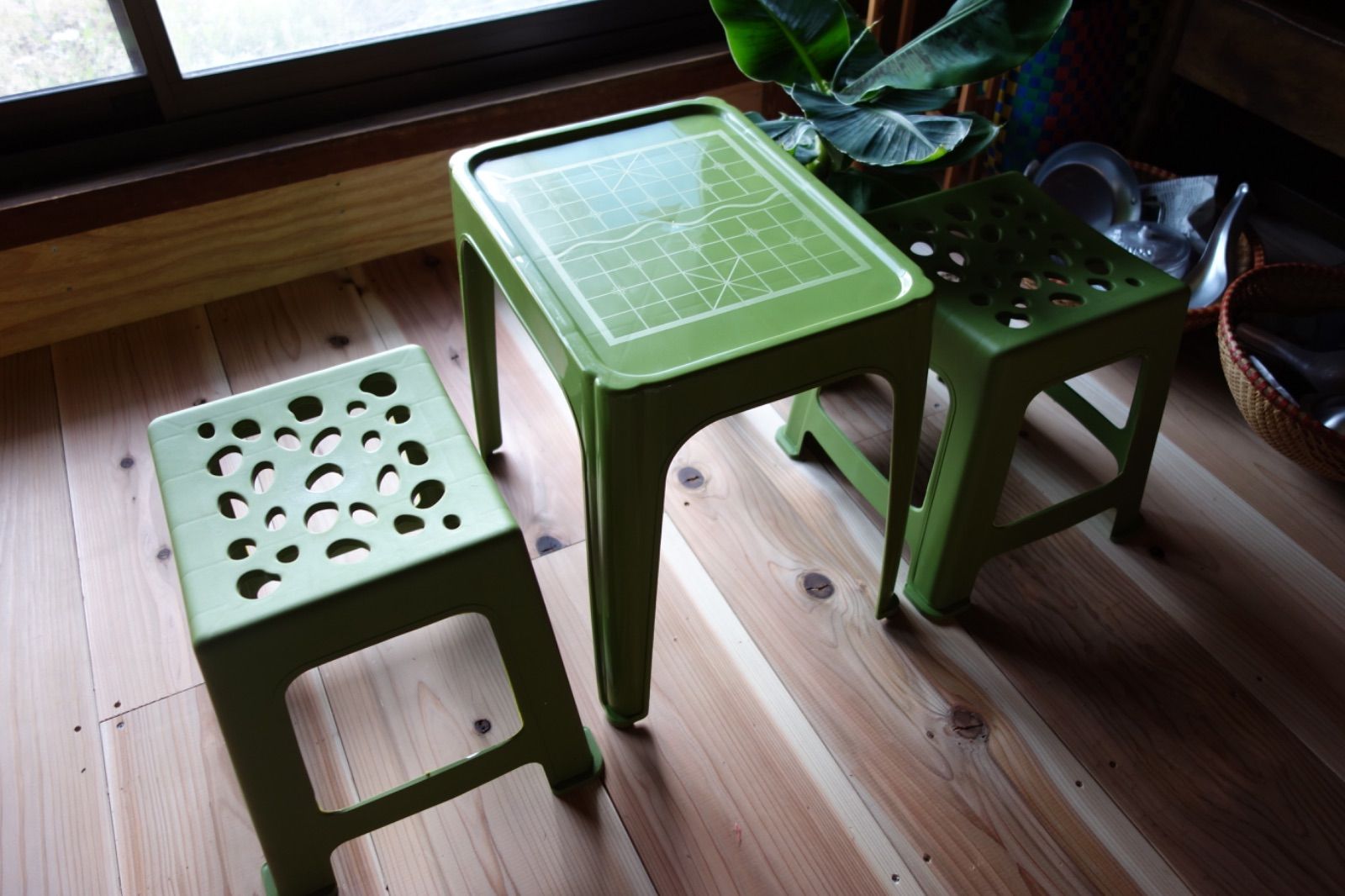 3点セット商品【ベトナム製プラスチックテーブル＆椅子2脚セット 