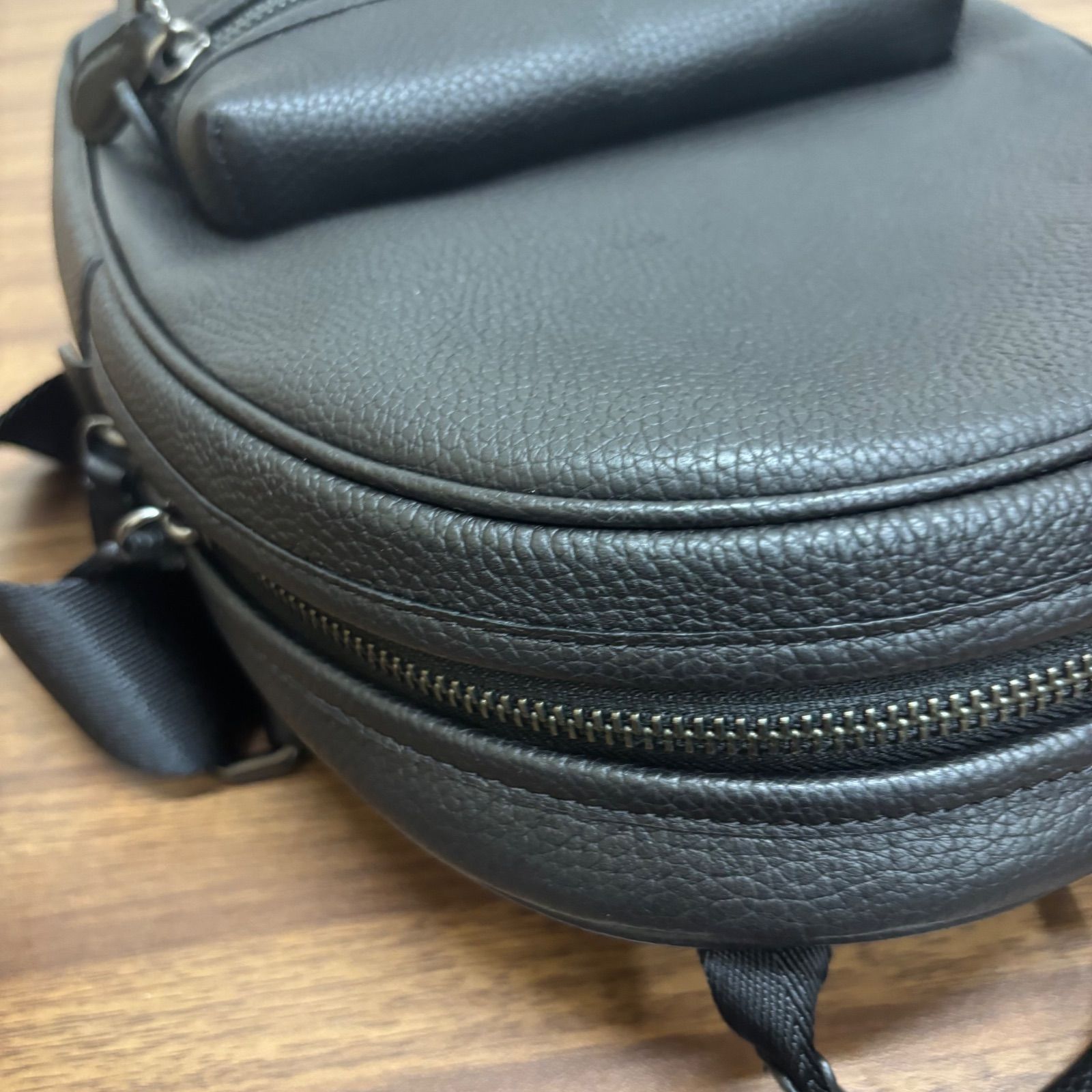 ブラック ボディバッグ