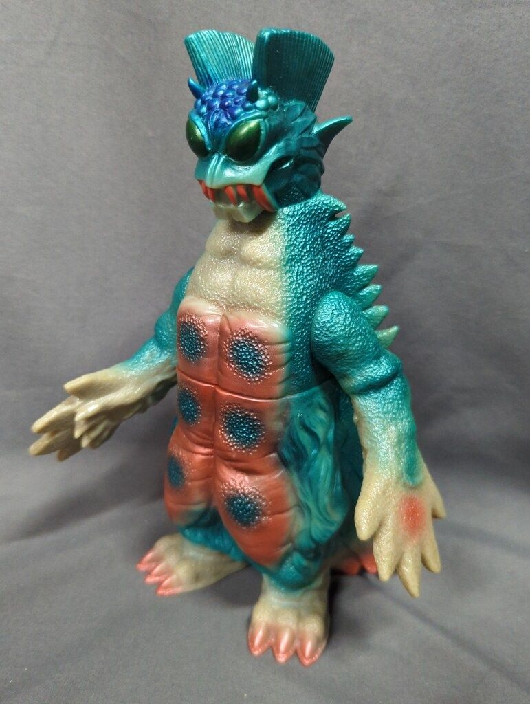 円谷コミュニケーションズ 怪獣郷|ウルトラマンA ドラゴリー 灰色成型 メタ緑-メタ茶 1期