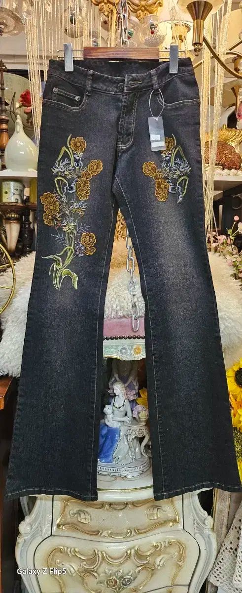 ヴィンテージ フラワー 刺繡 デニム 新品のパンツ
