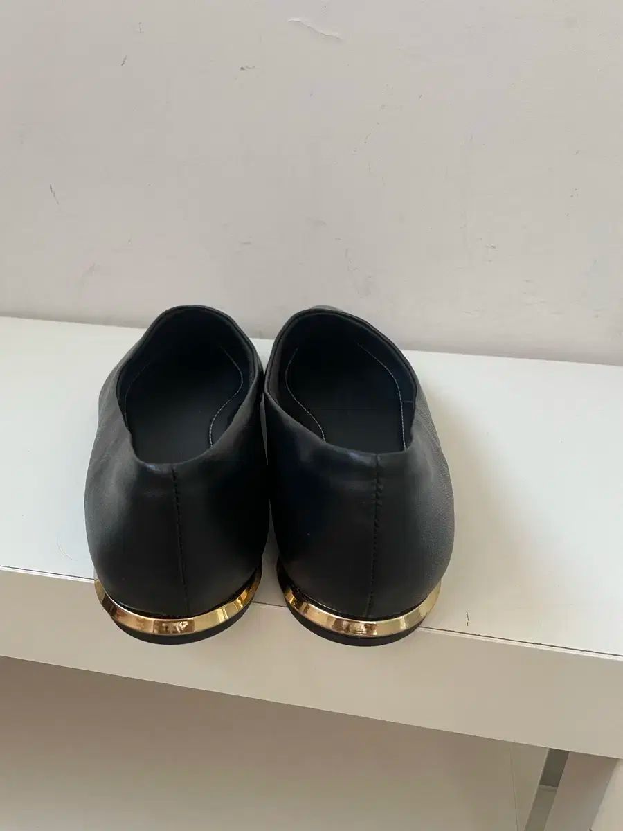 フラットシューズ