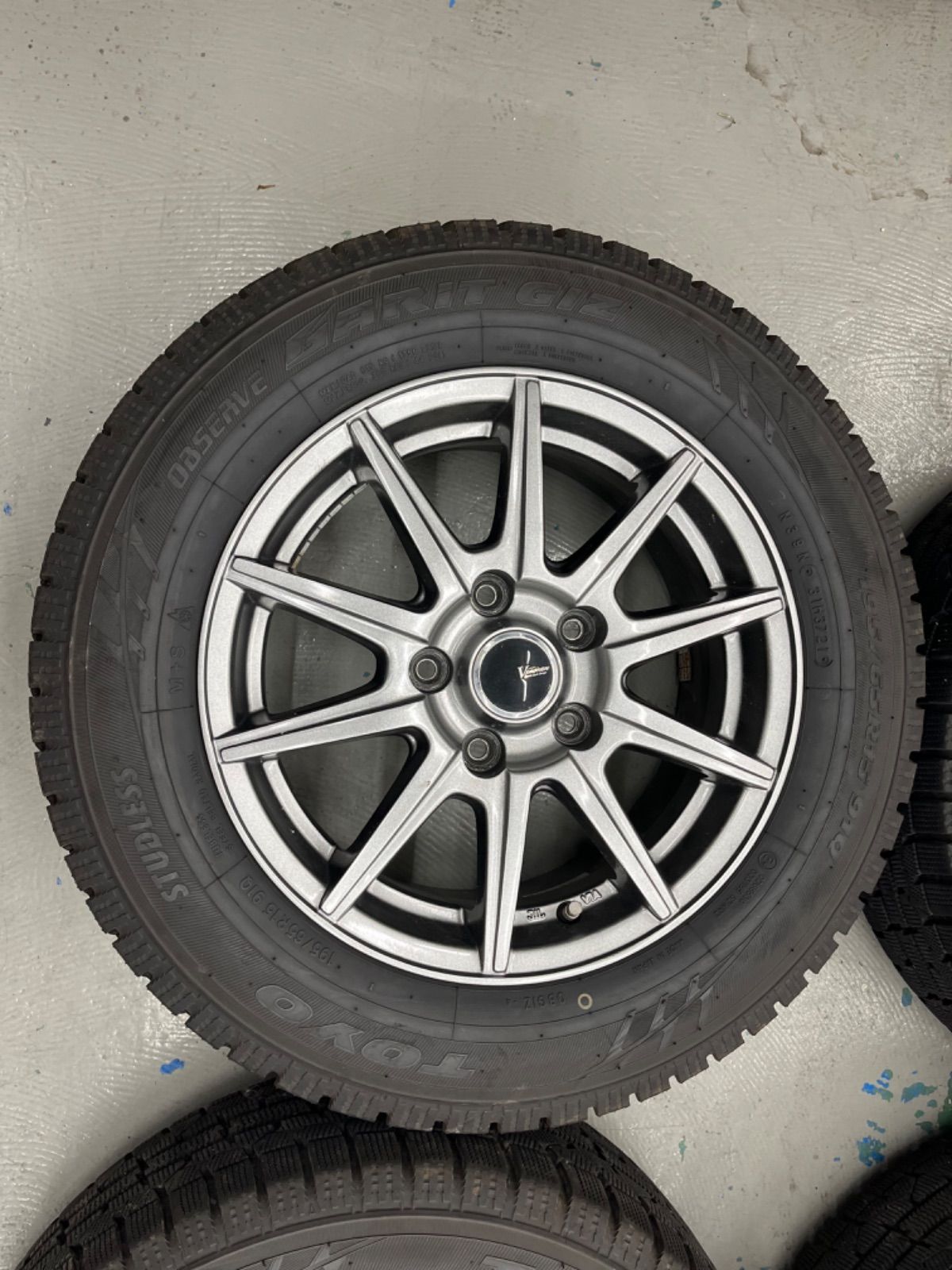 トヨタヴォクシースタッドレスタイヤホイル付き195|65R15