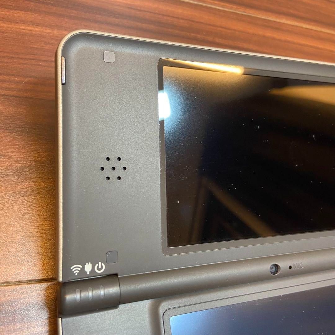 ダークブラウン