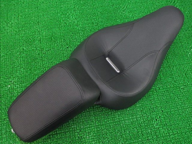 FXSB1690 シート 25301/25302 ハーレー 純正 中古 バイク 部品 美品 2017年式外し 5HD1BFVE9HB043*** 25301 25302 ブレイクアウト 64 FXSB1690 シート 25301/25302 ハーレー 純正 バイク 部品 美品 2017年